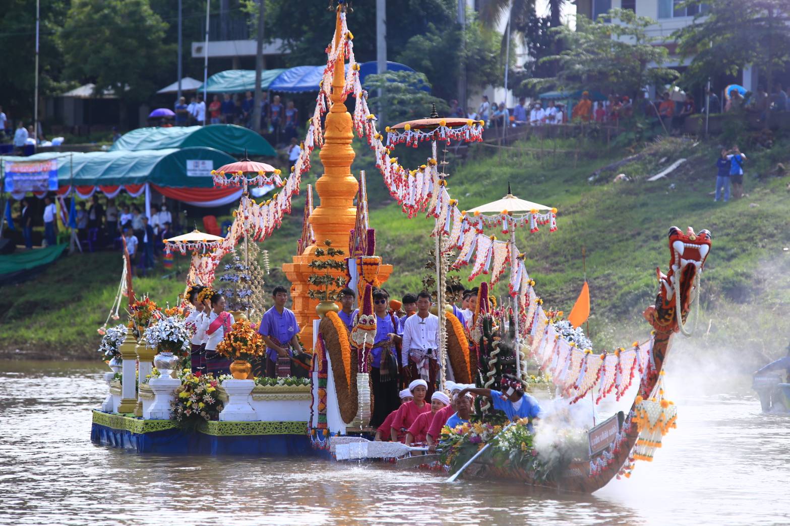 น่านจัดยิ่งใหญ่! ประเพณีแข่งเรือชิงถ้วยพระราชทาน   เฉลิมฉลองกฐินพระราชทานประจำปี 2567