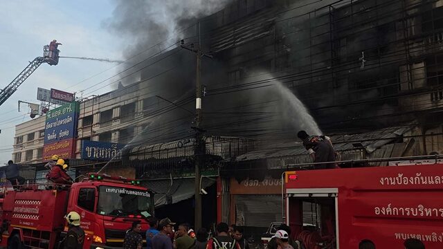 ไฟไหม้อาคารพาณิชย์ดังในสมุทรสาคร ชาวบ้านเศร้าสลดพบร่างเจ้าของเสียชีวิต 2 ราย และเจ้าหน้าที่ดับเพลิงไฟชอร์ตบาดเจ็บสาหัส