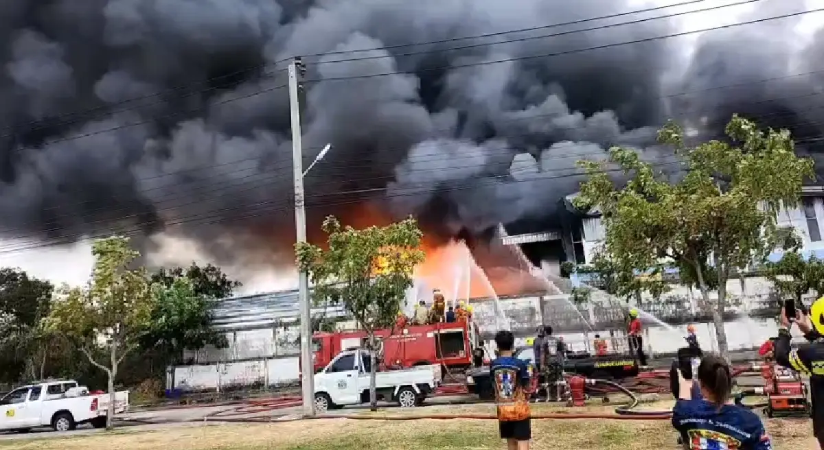 ไฟไหม้โรงงานซอยบางกระดี่ 32 โครงสร้างทรุดตัว เสียงระเบิดดังต่อเนื่อง เจ้าหน้าที่เร่งคุมเพลิง