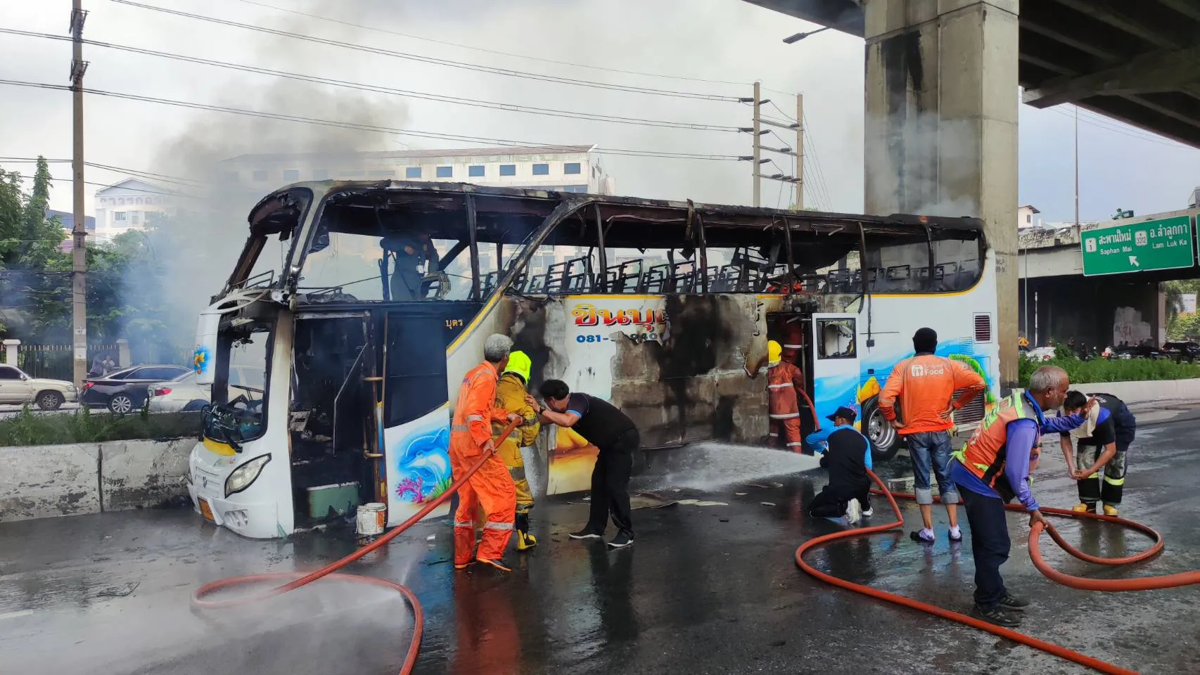 เกาะติดสถานการณ์ "ไฟไหม้รถบัสนักเรียน" บนถนนวิภาวดีรังสิต