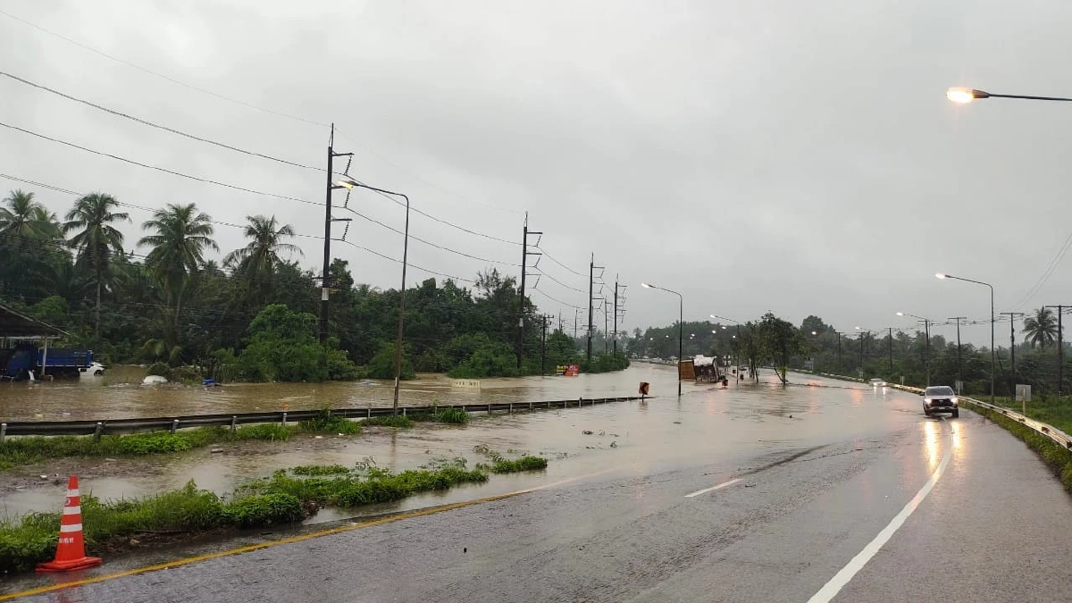 วิกฤติฝนตกหนักในชุมพร-สุราษฎร์ธานี-นครศรีธรรมราช ทำถนนและรางรถไฟท่วม น้ำป่าหลาก-ดินสไลด์สร้างความเสียหายหนัก