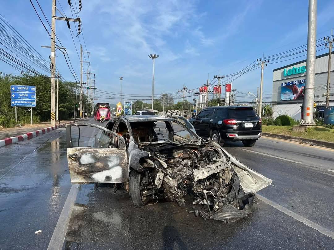 อุบัติเหตุรถยนต์ชนเสาไฟและเกิดเพลิงลุกไหม้ บนถนนเส้นทางขาออกเมืองยะลา