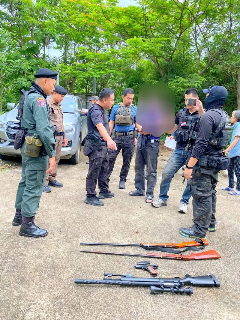 เจ้าหน้าที่บุกจับชายยิงปืนในหมู่บ้าน ยึดอาวุธเพียบ หลังชาวบ้านร้องเรียน หวั่นเกิดอันตราย