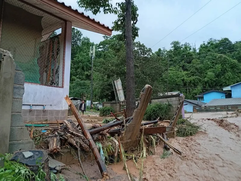 ฝนถล่ม “บ้านร่มกล้า” แม่จริม จ.น่าน น้ำท่วมฉับพลัน ไฟดับ-สัญญาณขาด-ติดต่อใครไม่ได้