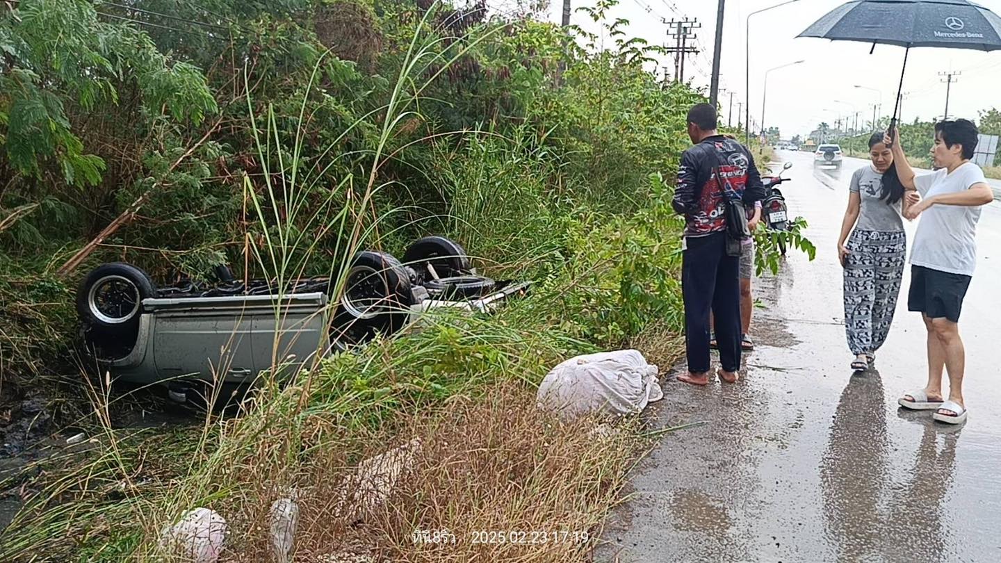 รถกระบะเสียหลักพุ่งตกคูน้ำข้างทาง ถนนฉะเชิงเทรา-บางน้ำเปรี้ยว โชคดีไร้เจ็บ