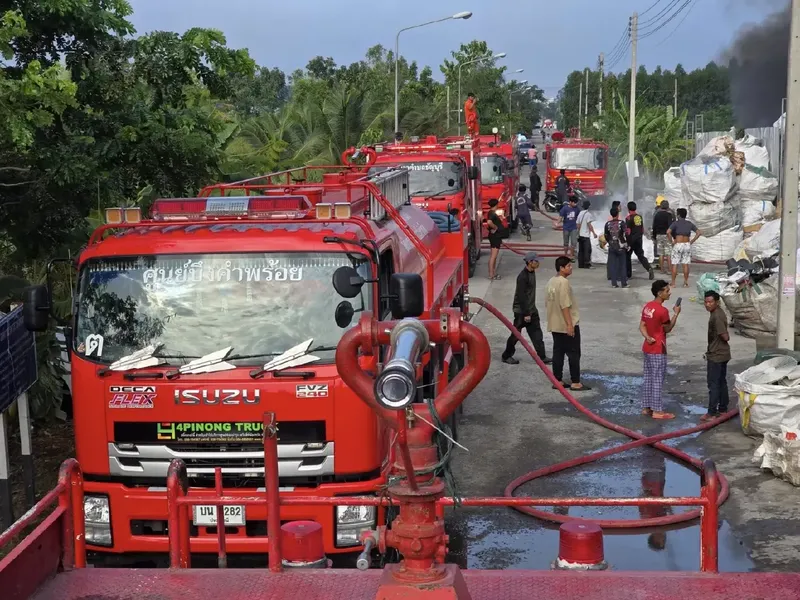 ไฟไหม้โกดังรับซื้อของเก่า ลำลูกกา ควันดำปกคลุมทั่วพื้นที่ เจ้าหน้าที่เร่งคุมเพลิง หวั่นลุกลาม