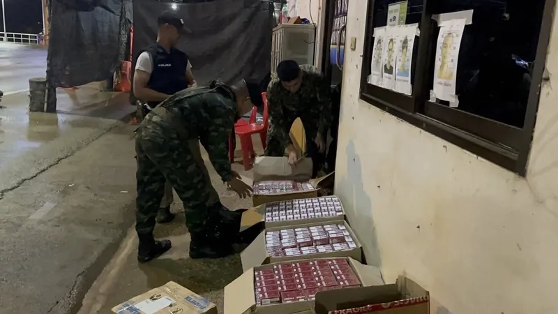 ทหาร-ตำรวจ-ฝ่ายปกครองสนธิกำลัง สกัดรถขนบุหรี่เถื่อนกว่า 5,000 ซอง ซุกกล่องพัสดุเลี่ยงภาษี มูลค่ากว่า 9 แสนบาท