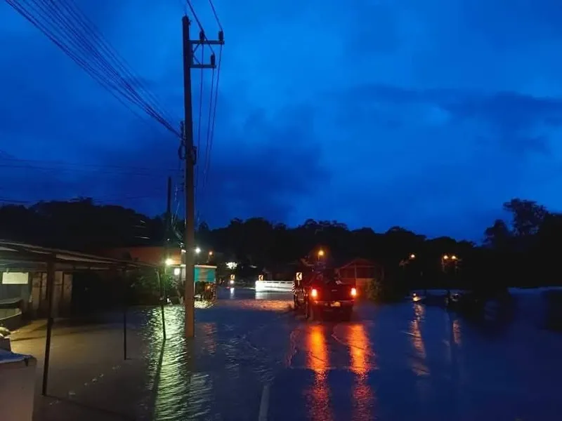 ฝนถล่มหนัก! น้ำป่าทะลักท่วมสะเมิง รถเล็กผ่านไม่ได้  เจ้าหน้าที่เร่งช่วยเหลือประชาชน