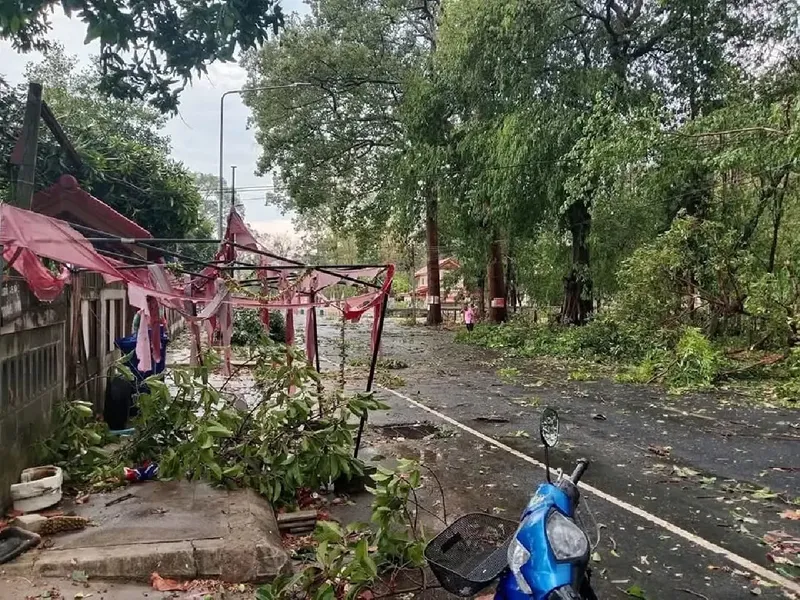 พายุฤดูร้อนถล่มหลายพื้นที่ บ้านเรือนเสียหายเป็นวงกว้าง ทางการเร่งช่วยเหลือ