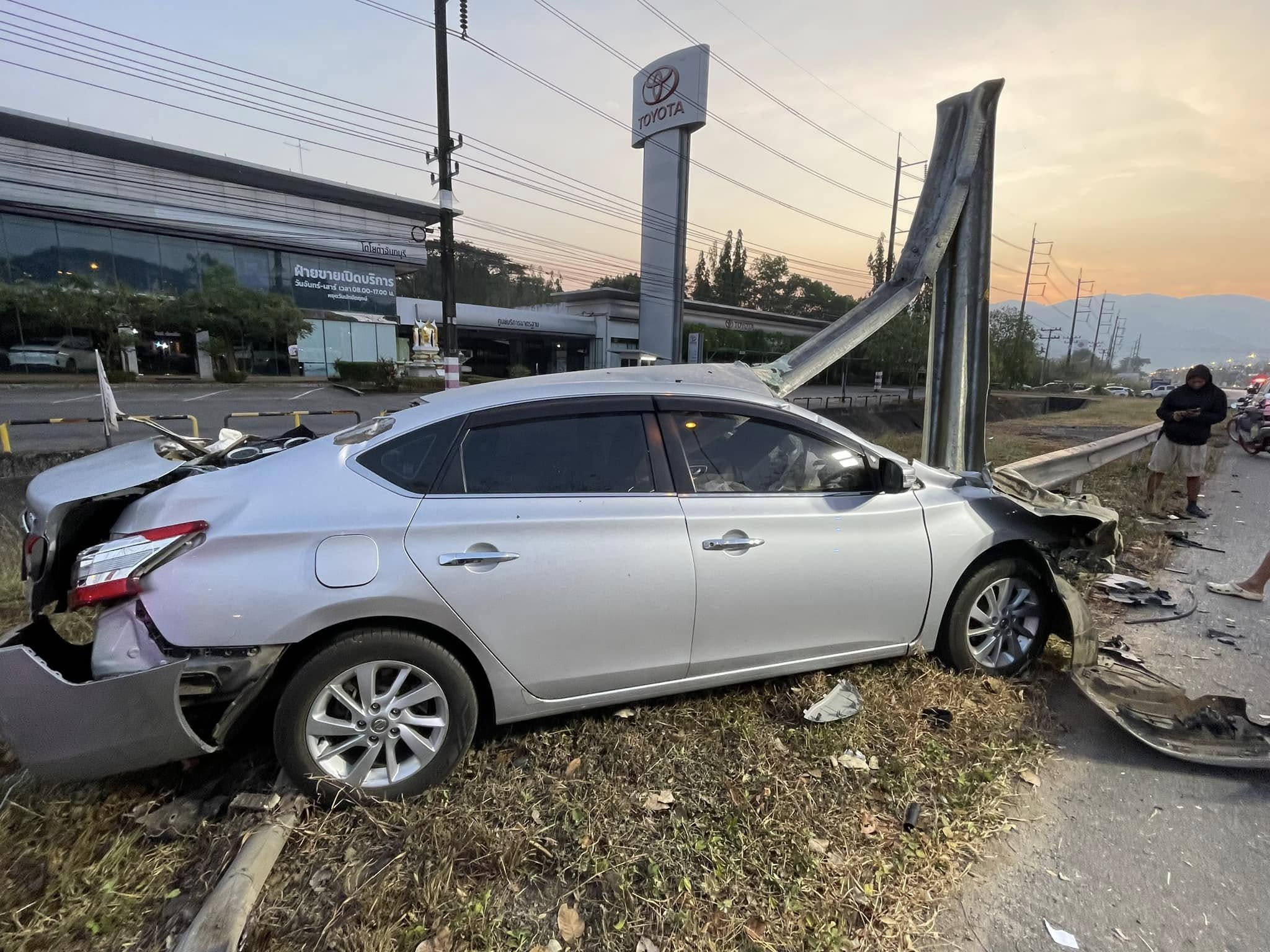 รถเก๋งเสียหลักพุ่งชนขอบกั้นข้างทาง พังยับเยิน หญิงเสียชีวิต