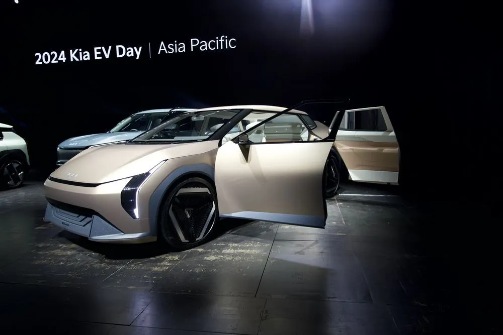 Kia EV4 Concept รถยนต์ไฟฟ้าต้นแบบที่มาพร้อมดีไซน์ล้ำสมัยและเทคโนโลยีที่ทันสมัย