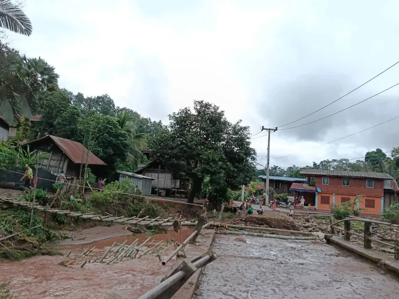 ฝนกระหน่ำต่อเนื่อง น้ำท่วมสะพานขาด บ้านน้ำสอด ทุ่งช้าง ชาวบ้านร่วมแรงสร้างสะพานไม้ไผ่สัญจรชั่วคราว