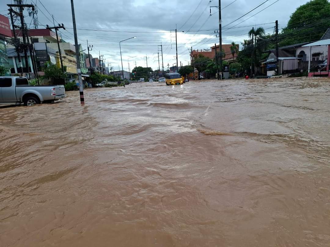 นราธิวาสเฝ้าระวังฝนตกหนักระลอกใหม่ รองผู้ว่าฯ เปิดครัวช่วยเหลือผู้ประสบอุทกภัย